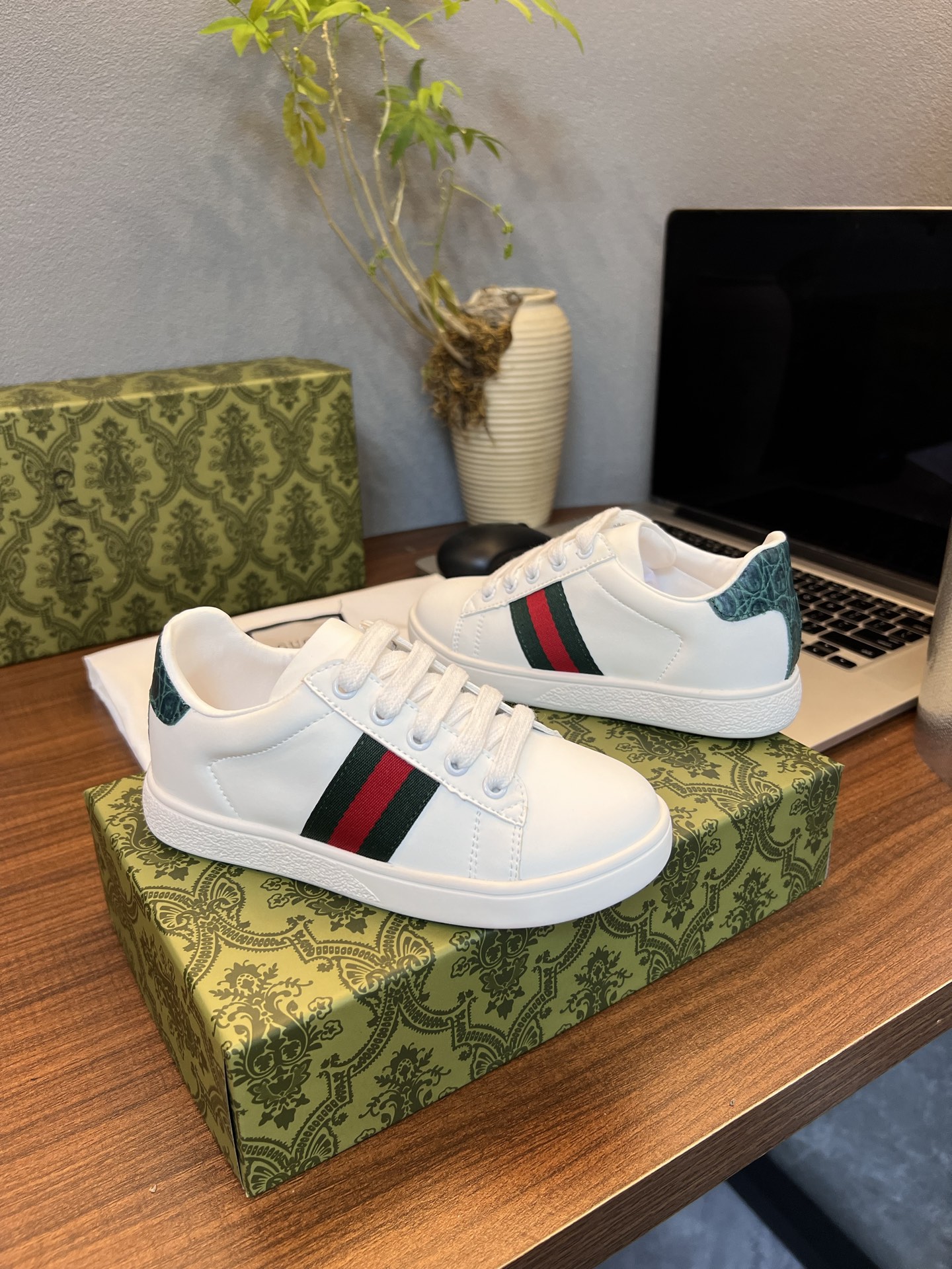 Children's shoes child